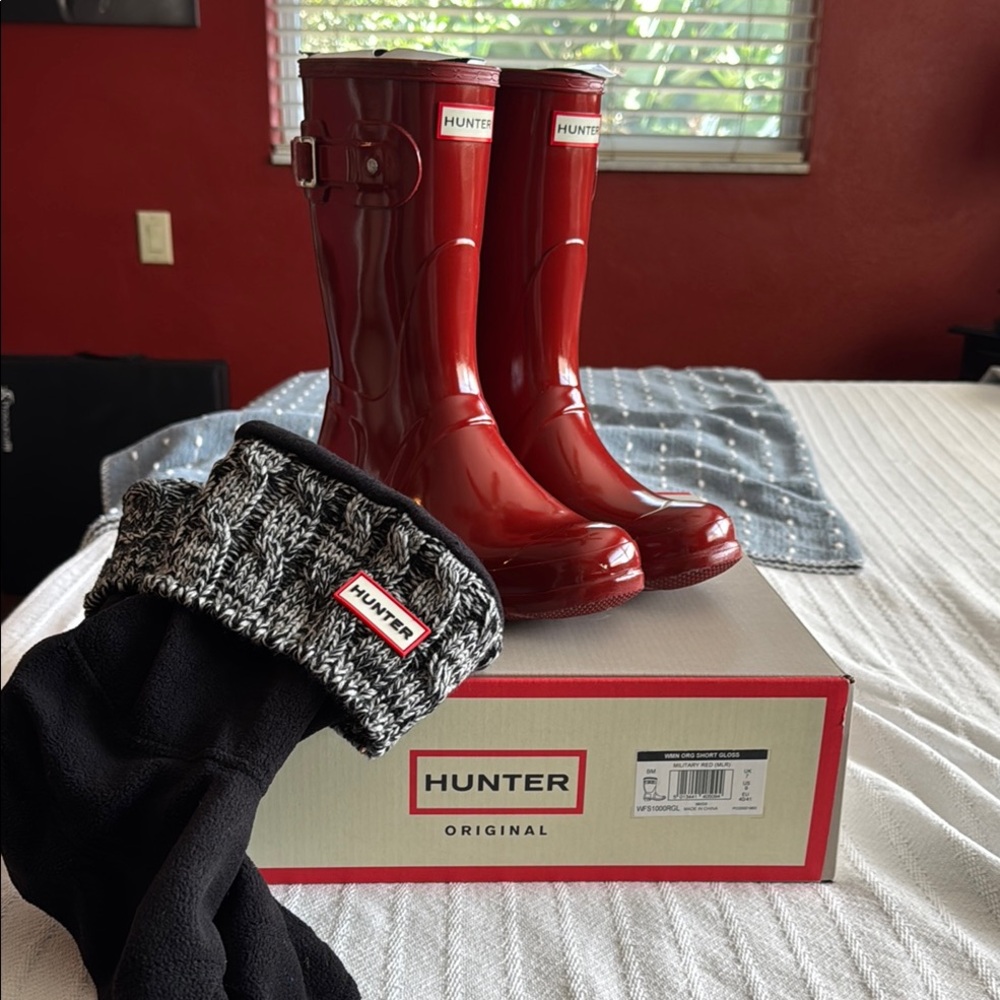 Hunter Original Short Gloss Military Red Boots and Knit Gloves